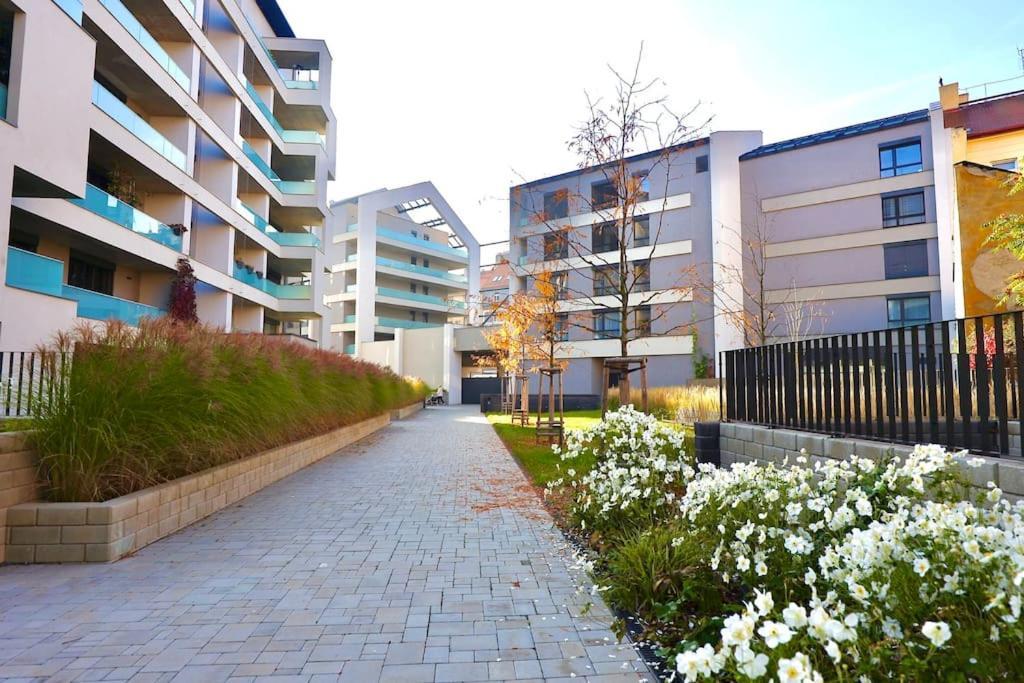 Modern Apartment • Garden • Near The City Center Prag Eksteriør billede